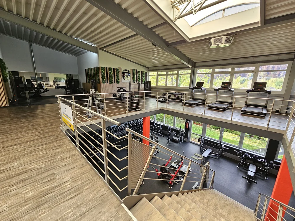 Cardiobereich und Blick auf die obere Etage im Kraftwerk Zell