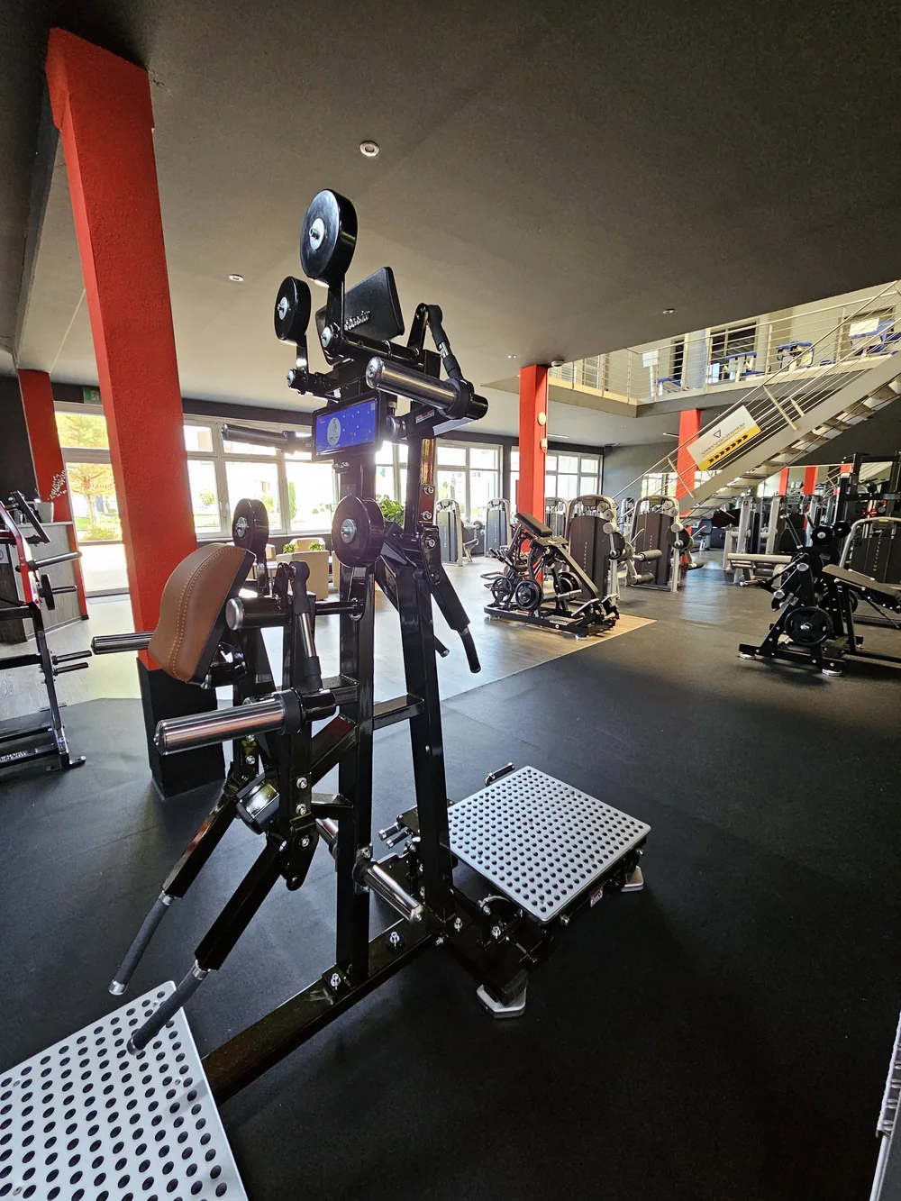 Realleader-Kraftgerät mit Trainingsplattform im Kraftwerk Zell