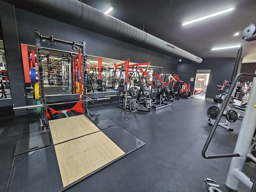 Kraftgeräte auf der Trainingsfläche im Kraftwerk Zell